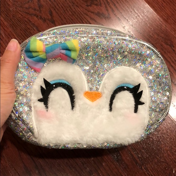 🚫DONATED🚫
 for $15💥 🆕 Dazzling makeup pouch - penguin - Picture 4 of 7